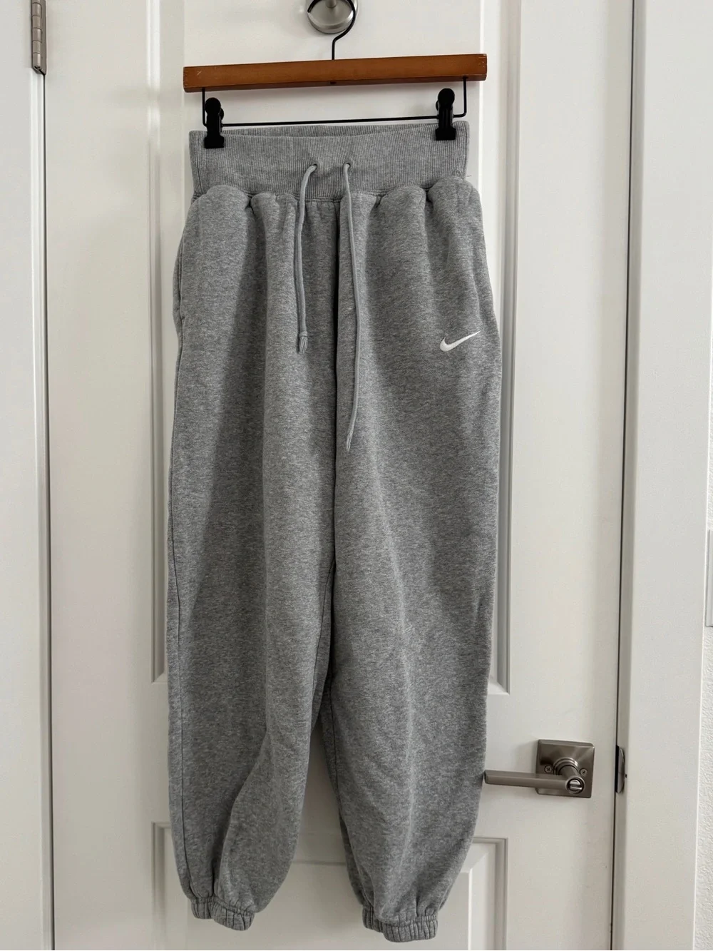 Nike Light Gray High-Waist Fleece Joggers women’s size XS pre owned heather gray